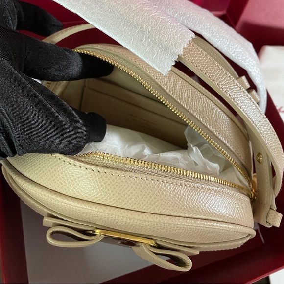 SOLD!! SMALL CROSSBODY SALVATORE FERRAGAMO. 💲7️⃣8️⃣0️⃣ ➡️ SOLD!! - Picture 7 of 7